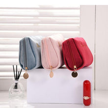 Load image into Gallery viewer, Trousse de Toilette Brodée en Flanelle ciaovie