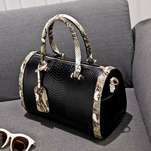 Lade das Bild in den Galerie-Viewer, Super Quality Snakeskin Leather Women Handbag Shoulder Boston Bag Tote Italian Bags Sac A Main Borse Candy Color Luxury Handbags