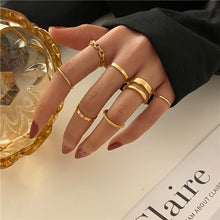 Lade das Bild in den Galerie-Viewer, 17KM Punk Gold Wide Chain Rings Set For Women Girls Fashion Irregular Finger Thin Rings Gift Female Jewelry Party DSers