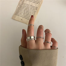 Lade das Bild in den Galerie-Viewer, 17KM Punk Gold Wide Chain Rings Set For Women Girls Fashion Irregular Finger Thin Rings Gift Female Jewelry Party DSers
