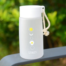 Lade das Bild in den Galerie-Viewer, 500ml Small Daisy Transparent Plastic Water Bottles BPA Free Creative Frosted Water Bottle With Portable Rope Travel Tea Cup DSers