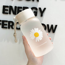 Lade das Bild in den Galerie-Viewer, 500ml Small Daisy Transparent Plastic Water Bottles BPA Free Creative Frosted Water Bottle With Portable Rope Travel Tea Cup DSers
