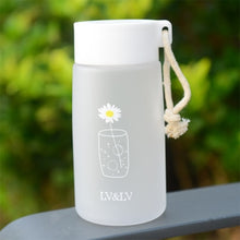 Lade das Bild in den Galerie-Viewer, 500ml Small Daisy Transparent Plastic Water Bottles BPA Free Creative Frosted Water Bottle With Portable Rope Travel Tea Cup DSers
