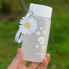 Lade das Bild in den Galerie-Viewer, 500ml Small Daisy Transparent Plastic Water Bottles BPA Free Creative Frosted Water Bottle With Portable Rope Travel Tea Cup DSers