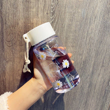 Lade das Bild in den Galerie-Viewer, 500ml Small Daisy Transparent Plastic Water Bottles BPA Free Creative Frosted Water Bottle With Portable Rope Travel Tea Cup DSers