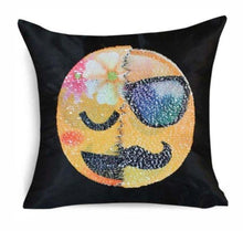 Lade das Bild in den Galerie-Viewer, FACE CHANGING EMOJI PILLOWS