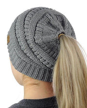 Lade das Bild in den Galerie-Viewer, Ponytail Knit Beanie