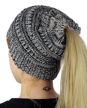 Lade das Bild in den Galerie-Viewer, Ponytail Knit Beanie