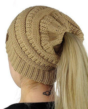 Lade das Bild in den Galerie-Viewer, Ponytail Knit Beanie