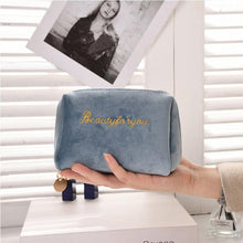 Load image into Gallery viewer, Trousse de Toilette Brodée en Flanelle ciaovie
