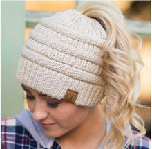Lade das Bild in den Galerie-Viewer, Ponytail Knit Beanie

