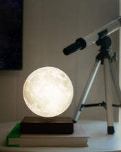 Lade das Bild in den Galerie-Viewer, Levitating Moon Lamp nebula-light.com
