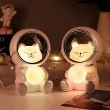 Lade das Bild in den Galerie-Viewer, Pet Astronaut Lamp nebula-light.com
