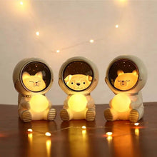 Lade das Bild in den Galerie-Viewer, Pet Astronaut Lamp nebula-light.com
