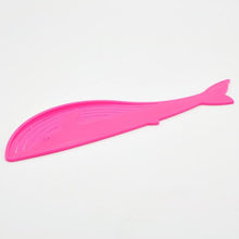 Lade das Bild in den Galerie-Viewer, Whale Shaped Plastic Pot Straine
