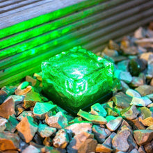 Lade das Bild in den Galerie-Viewer, SOLAR-POWERED GLASS BRICK PATH LIGHT
