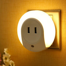 Lade das Bild in den Galerie-Viewer, Intelligent sensor LED night light with 2 phone chargers
